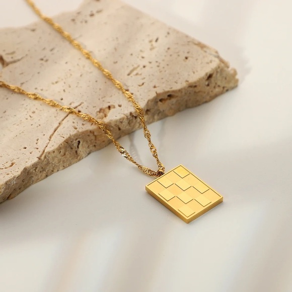◾️18K Gold Plated Rectangle Checkerboard Pendant Necklace - Picture 2 of 13